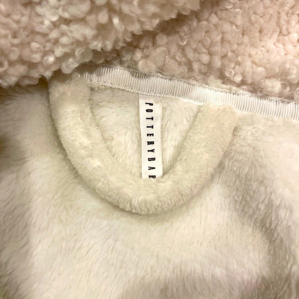 Robe (L) - Picture 7 of 11
